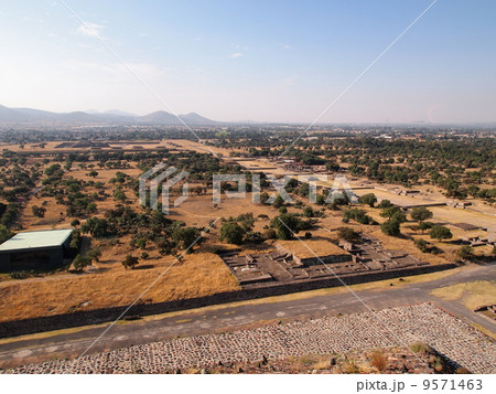 メキシコ・テオティワカン　太陽のピラミッドから南西方向を望む 9571463