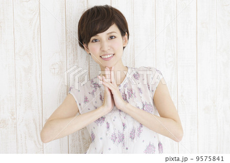 若い女性 若い女性 9575841