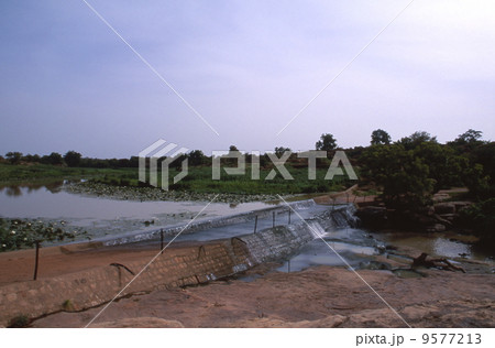 バンディアガラの断崖を流れる河川 9577213