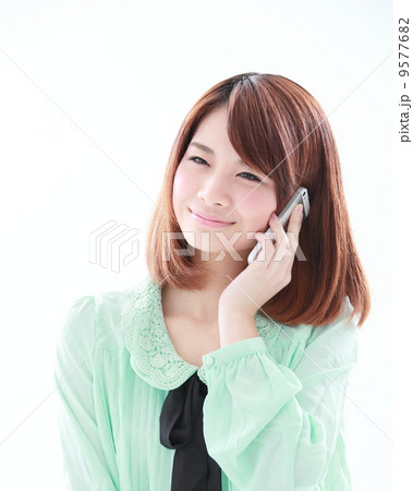スマートフォンを使う女性 スマートフォンを使う女性 9577682