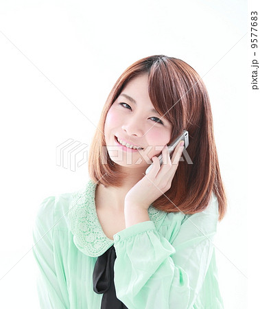 スマートフォンを使う女性 9577683