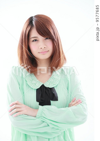 腕組みをする女性 9577685