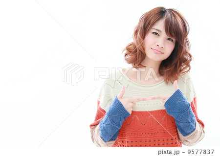 もじもじする女性 9577837