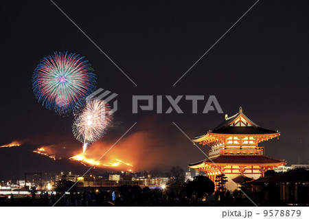 奈良県 若草山焼きと花火の写真素材