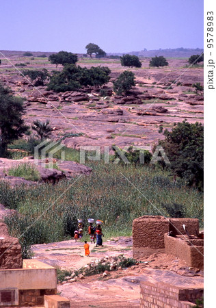 川に洗濯をしにゆくドゴンの女性たち 川に洗濯をしにゆくドゴンの女性たち 9578983