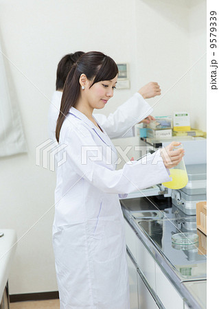 白衣の研究員 9579339