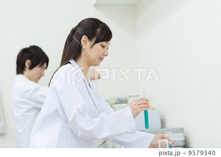 白衣の研究員 9579340