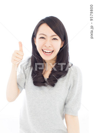 親指を立てるジェスチャーをする女性 親指を立てるジェスチャーをする女性 9579800