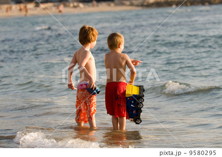 Two boys 9580295