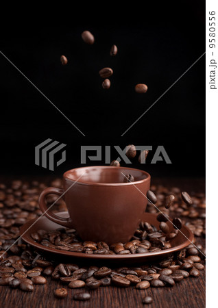 Coffee beans flow in a cup 9580556