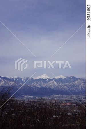 冬曇りの北アルプスと松本平 9581606