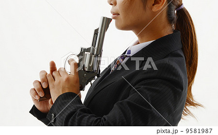 銃を持つ女性の写真素材
