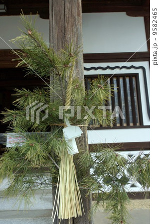 しめ飾り（西念寺）年賀状素材 9582465