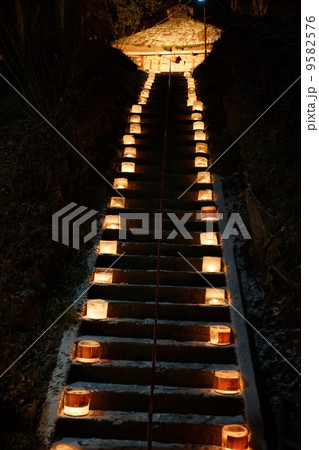 鹿教湯温泉の五台橋と氷灯ろう 9582576