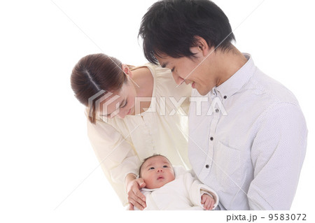 新生児（２ヶ月）と夫婦 9583072