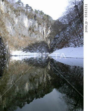 岩手県一関市のげいび渓(一ノ瀬付近、奥に少婦岩) 岩手県一関市のげいび渓(一ノ瀬付近、奥に少婦岩) 9583231