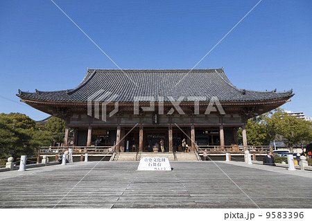 四天王寺の六時礼讃堂と石舞台 9583396