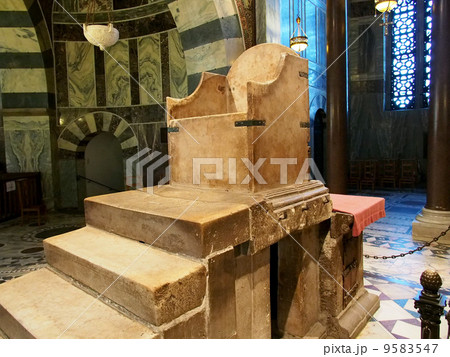 世界遺産 ドイツ アーヘン大聖堂 玉座の写真素材