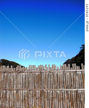 里山の田んぼの竹囲い 9585245