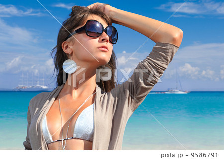 woman on the beach 9586791