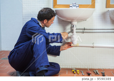 Handsome plumber repairing sink Handsome plumber repairing sink 9590389