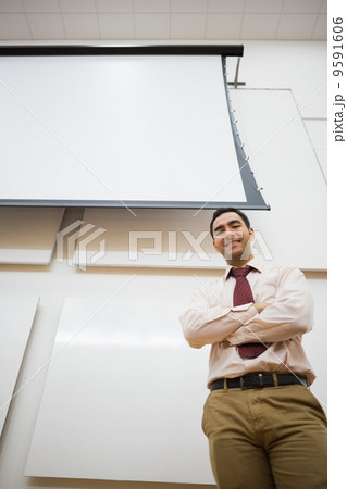 Elegant teacher with projection screen in the lecture hall Elegant teacher with projection screen in the lecture hall 9591606