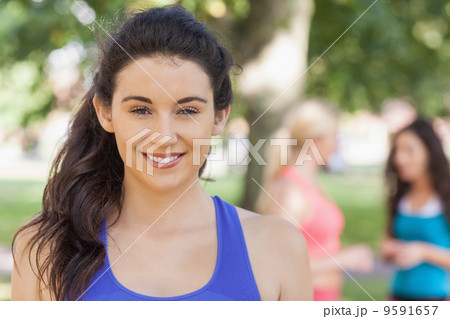 Beautiful sporty woman posing in a park 9591657
