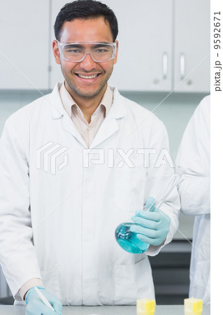 Male researcher carrying out experiments in the lab 9592671