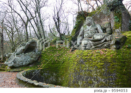 ボマルツォの怪物公園　ポセイドンとイルカ 9594053