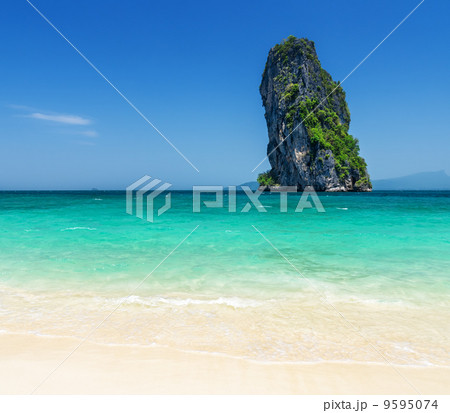 Clear water and blue sky. Phra Nang beach, Thailand 9595074