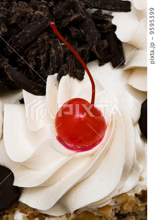 Sweet pie with cherries 9595399