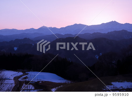 夕日と雪山と森林 9595910