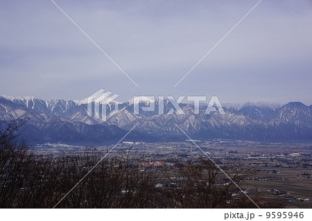 冬曇りの北アルプスと松本平 9595946