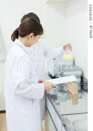 白衣の研究員 9595954