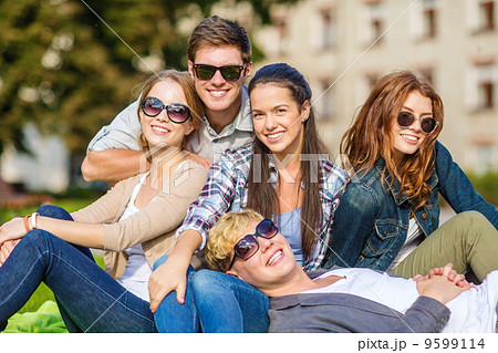 group of students or teenagers hanging out 9599114