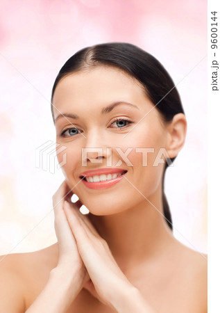 smiling young woman 9600144