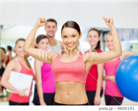 personal trainer with group in gym 9600191