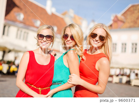 three beautiful women in the city 9600371