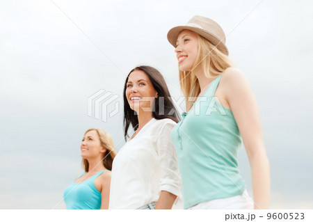 group of smiling girls chilling on the beach group of smiling girls chilling on the beach 9600523