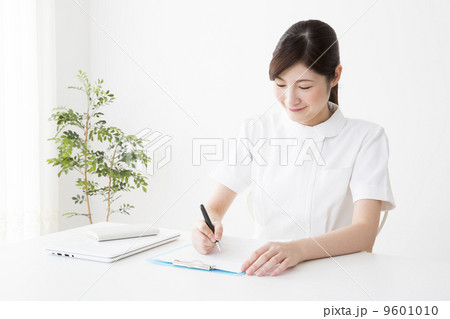 白衣の女性 9601010