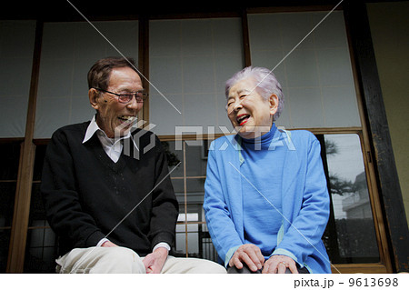 縁側の老夫婦 縁側の老夫婦 9613698