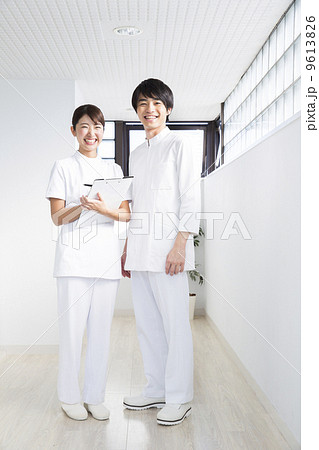 白衣を着た男女 9613826