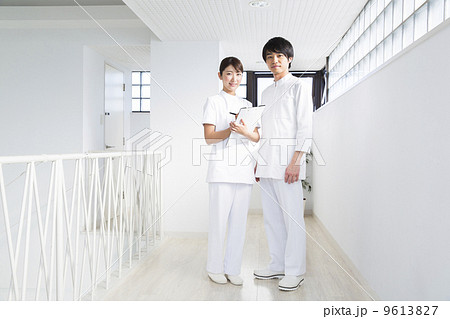 白衣を着た男女 9613827