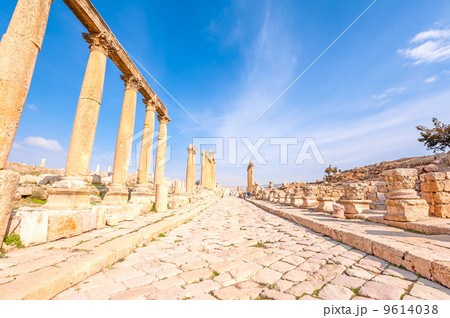 ジェラシュ遺跡の列柱道路(ヨルダン、ジェラシュ) 9614038
