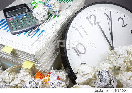 書類の山と時計 9614082