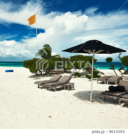 Beautiful beach at Maldives 9614263