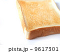 トースターで焼いた食パン 9617301