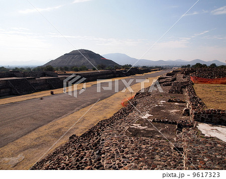 メキシコ・テオティワカン　太陽のピラミッドと死者の道 9617323