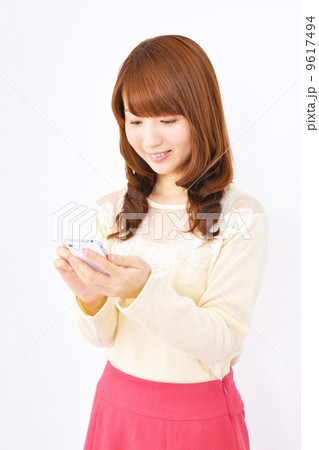 スマートフォンを操作する女性 9617494