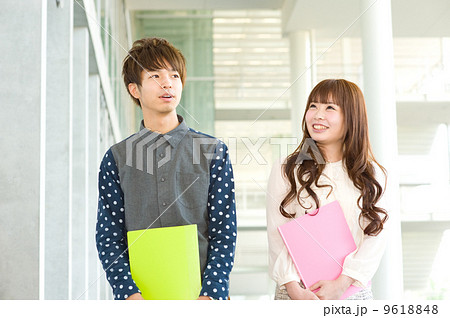 おしゃべりをする大学生 9618848
